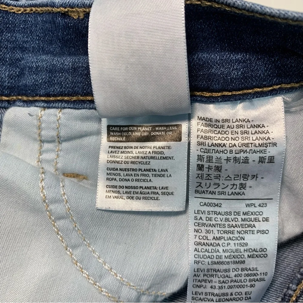 Levi’s Women’s Distressed Denim Cutoff Shorts Size 29 - Picture 8 of 10